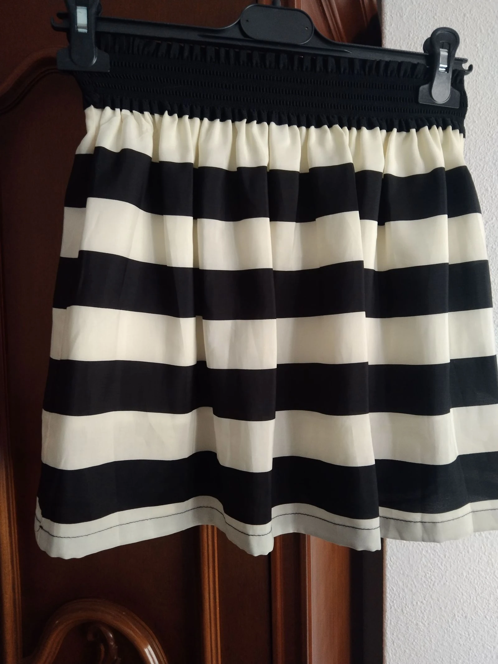 Falda de rayas cremas y negras